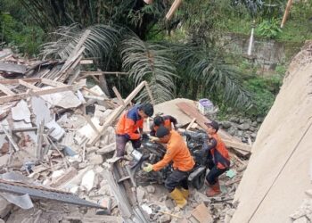Ditinggal Pemilik, Rumah Berlantai Tiga Di Kelurahan Dayeuluhur Sukabumi Ambruk