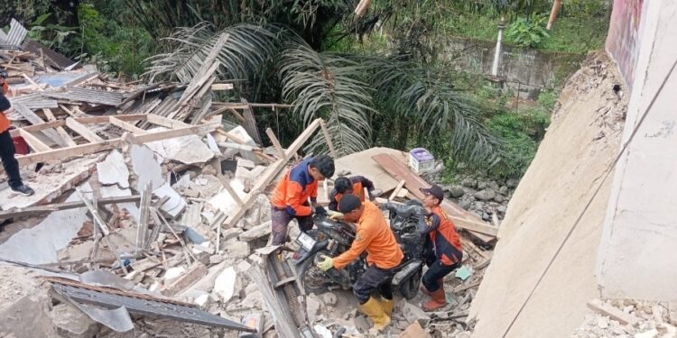 Ditinggal Pemilik, Rumah Berlantai Tiga Di Kelurahan Dayeuluhur Sukabumi Ambruk
