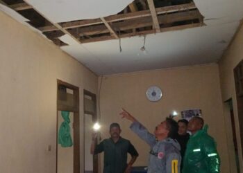 Hujan Deras, Petir Sambar Rumah Warga di Parakan Salak Hingga Dinding Rumah dan Isinya Berantakan