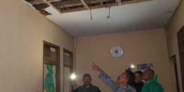 Hujan Deras, Petir Sambar Rumah Warga di Parakan Salak Hingga Dinding Rumah dan Isinya Berantakan