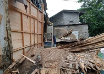 Rumah Ambruk, Tujuh Jiwa Mengungsi di Mekarjaya Caringin Sukabumi
