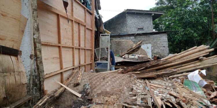 Rumah Ambruk, Tujuh Jiwa Mengungsi di Mekarjaya Caringin Sukabumi