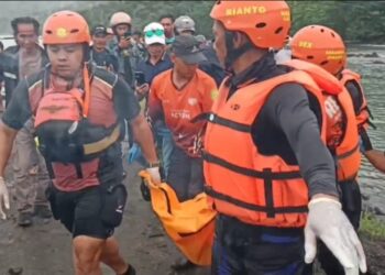 Tim SAR Berhasil Temukan Pemancing yang Hanyut Terseret Ombak Pantai Cikeueus Sukabumi