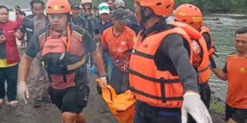 Tim SAR Berhasil Temukan Pemancing yang Hanyut Terseret Ombak Pantai Cikeueus Sukabumi