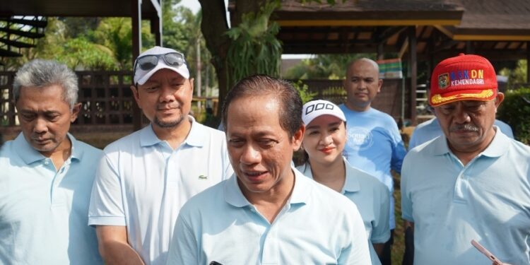 Perkuat Konservasi Keanekaragaman Hayati, Menteri Hanif Tanam Ratusan Pohon Endemik di TMII