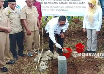 Bupati Sukabumi Asep Japar bersama PT. Bank Pembangunan Daerah Jawa Barat dan Banten Tbk (BJB) Cabang Palabuhanratu, melakukan peletakan batu pertama pembangunan Hunian Tetap