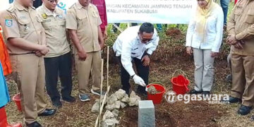 Bupati Sukabumi Asep Japar bersama PT. Bank Pembangunan Daerah Jawa Barat dan Banten Tbk (BJB) Cabang Palabuhanratu, melakukan peletakan batu pertama pembangunan Hunian Tetap