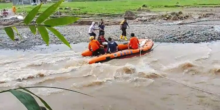 Jembatan Putus, Empat Kampung Di Desa Loji Simpenan Sukabumi Terisolir, 216 KK butuh Pertolongan