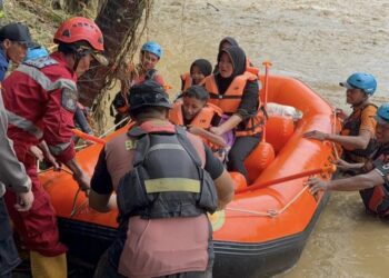 Tim SAR Evakuasi Warga Terdampak Banjir di Desa Cidadap Sukabumi