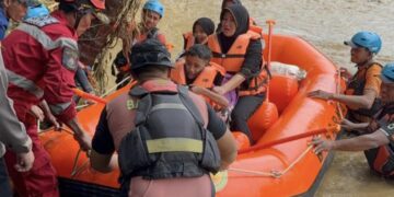 Tim SAR Evakuasi Warga Terdampak Banjir di Desa Cidadap Sukabumi