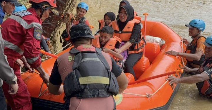 Tim SAR Evakuasi Warga Terdampak Banjir di Desa Cidadap Sukabumi