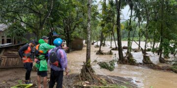 Tim SAR Gabungan Melalui Pos Resque Sukabumi Bantu Evakuasi Korban Banjir di Desa Cidadap