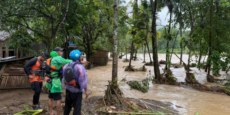 Tim SAR Gabungan Melalui Pos Resque Sukabumi Bantu Evakuasi Korban Banjir di Desa Cidadap
