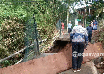 Akses Jalan Terputus TPT Dramaga Roboh Akibat Hujan Deras