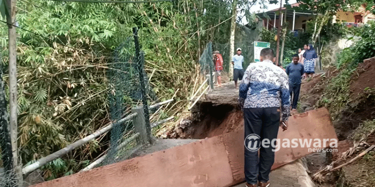 Akses Jalan Terputus TPT Dramaga Roboh Akibat Hujan Deras