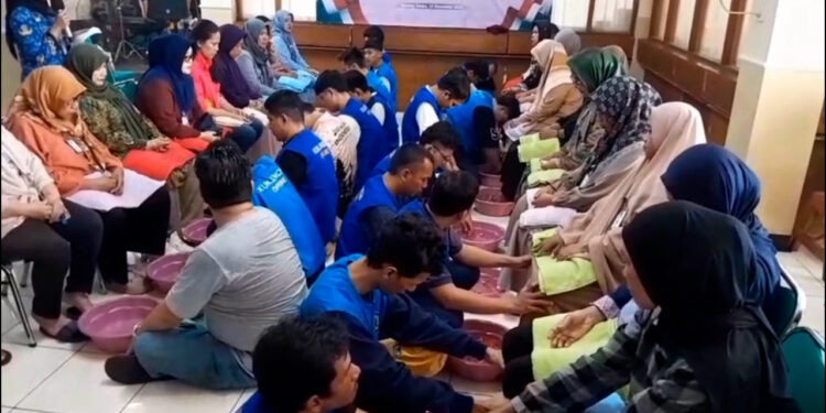 Puluhan Warga Binaan Lapas Gunung Sindur Gelar Sungkeman di Hari Ibu