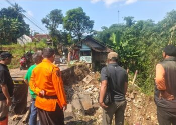 BPBD Kabupaten Sukabumi Pasang Ronjong Baru di Sejumlah Titik Longsor di Wilayah Cibadak