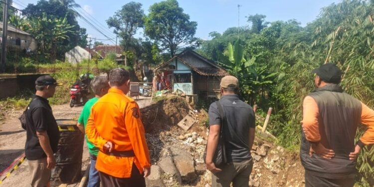 BPBD Kabupaten Sukabumi Pasang Ronjong Baru di Sejumlah Titik Longsor di Wilayah Cibadak