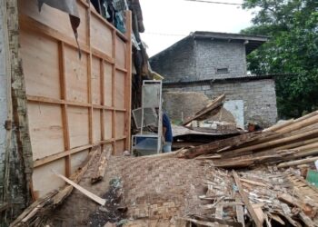 Rumah Ambruk, Tujuh Jiwa Mengungsi di Mekarjaya Caringin Sukabumi