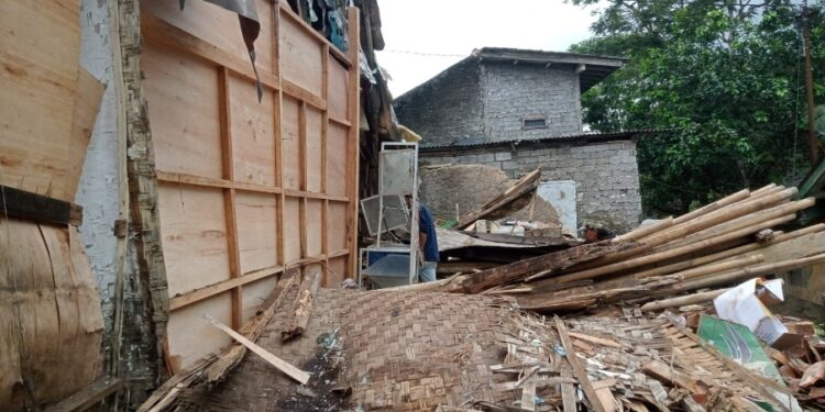 Rumah Ambruk, Tujuh Jiwa Mengungsi di Mekarjaya Caringin Sukabumi
