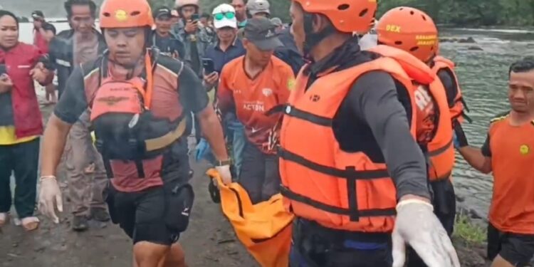 Tim SAR Temukan Pemancing yang Hanyut Terseret Ombak Pantai Cikeueus Sukabumi