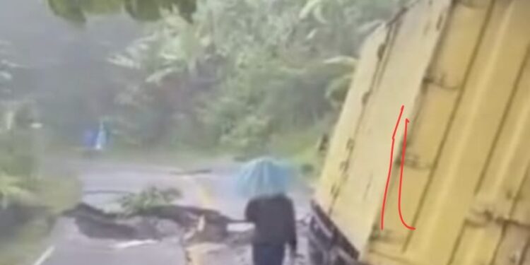Jalur Bagbagan-Kiaradua Sukabumi Lumpuh, Truk Box Terjebak Ditengah Bencana
