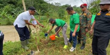 Jaga dan Lestarikan Alam, Ratusan Siswa Siswi Dan Warga Kampung Sirnabakti Gelar Penanaman Pohon di Sepanjang Bantaran Sungai