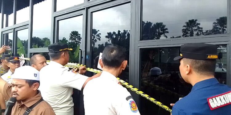Diduga Jual Miras, Warga RW1 Katulampa Segel Cafe Michan di Jalan R3