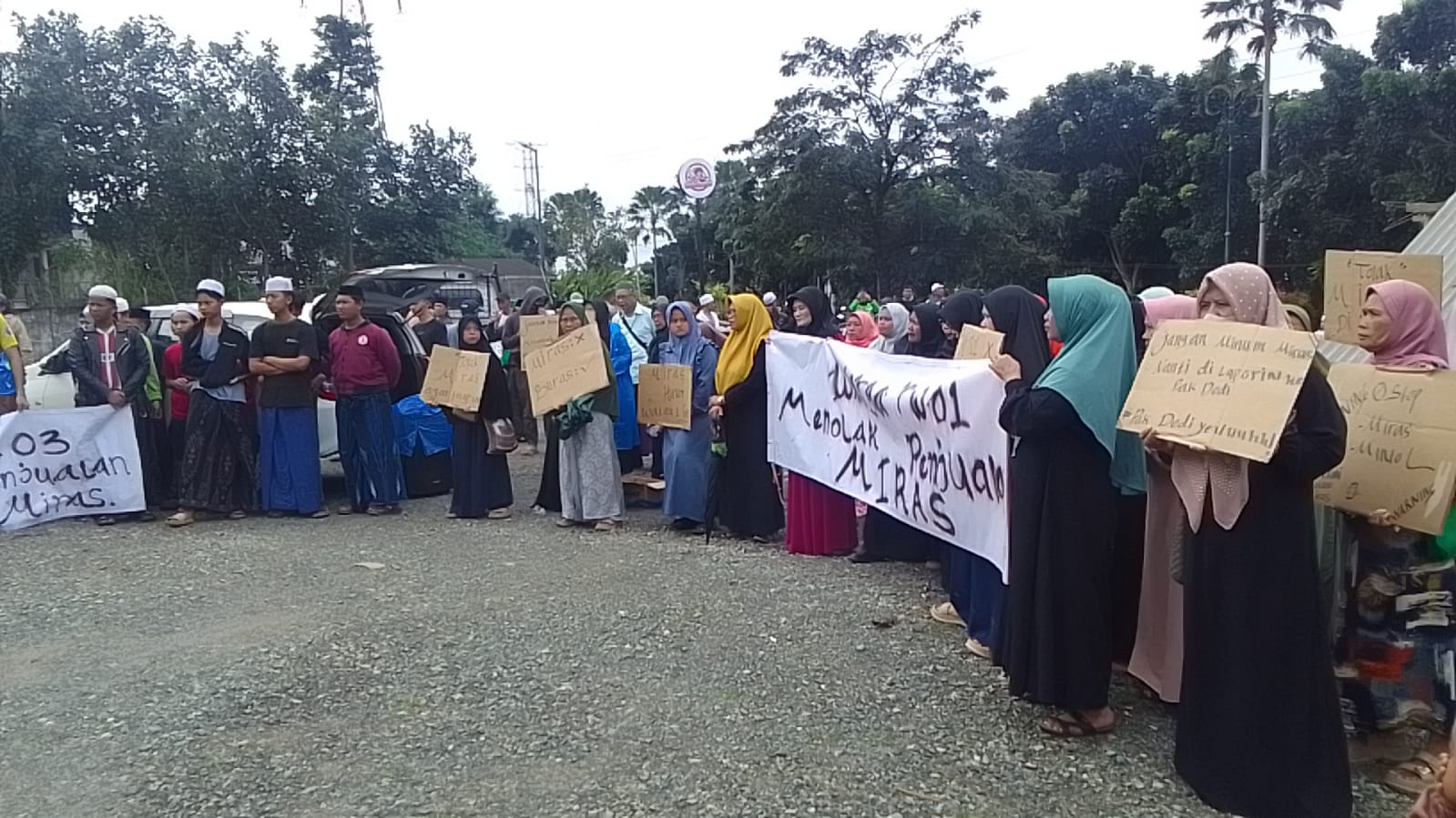 Ratusan warga RW1 Katulampa demo cafe michan jalan R3