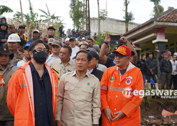 Menteri Hanif meninjau lokasi banjir di cisarua bandung barat