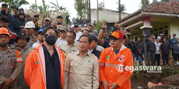 Menteri Hanif meninjau lokasi banjir di cisarua bandung barat