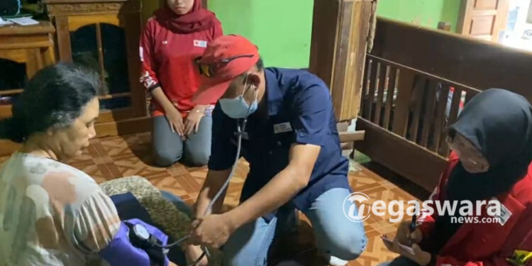 PMI Kabupaten Sukabumi Salurkan Bantuan dan Berikan Layanan Pengobatan Gratis.