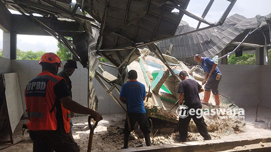 Petugas BPBD dibantu warga bersihkan puing pondok pesantren disukabumi