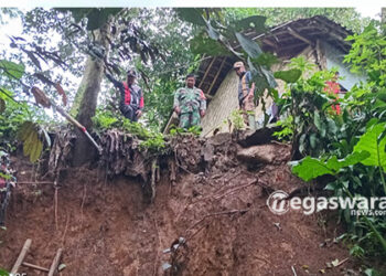 Rumah Warga di Parakansalak Ambrol Akibat Longsor