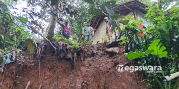 Rumah Warga di Parakansalak Ambrol Akibat Longsor