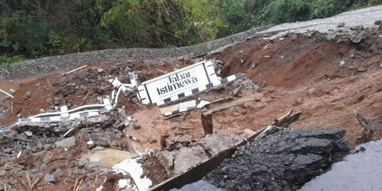 Longsor Terjang Jalur Nyalindung – Purabaya, Landmark Jabar Istimewa Ambruk,