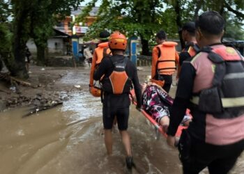 Banjir Rendam Puskesmas Pelabuhan Ratu, SAR Evakuasi Pasien dan Tenaga Medis 