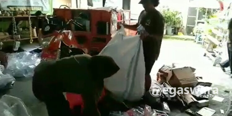 Warga gunung putri raup keungan dari tabungan sampah