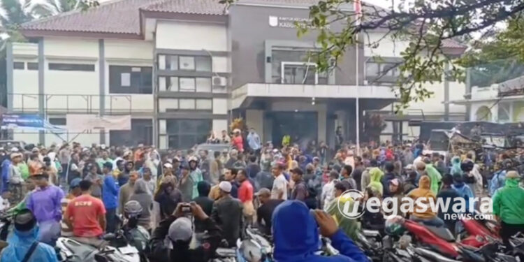 buruh tambang cigudeg demo