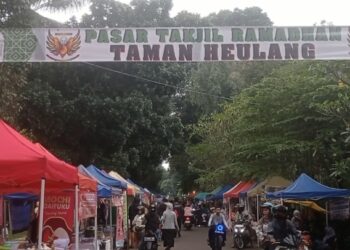 Warga Bogor Padati Bazar Ramadhan Beli Takjil