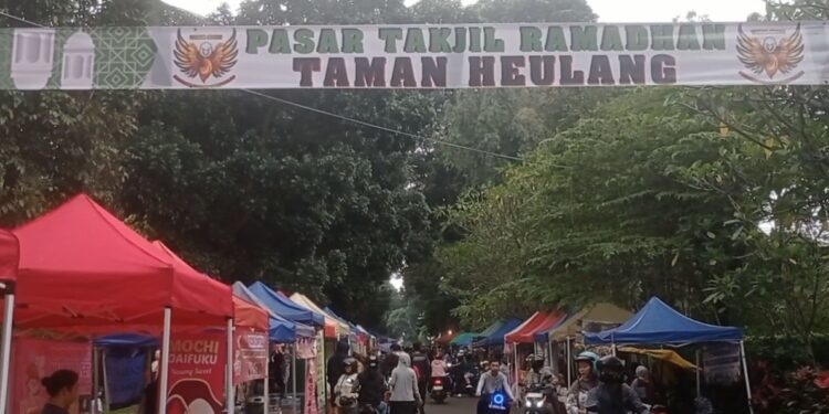 Warga Bogor Padati Bazar Ramadhan Beli Takjil