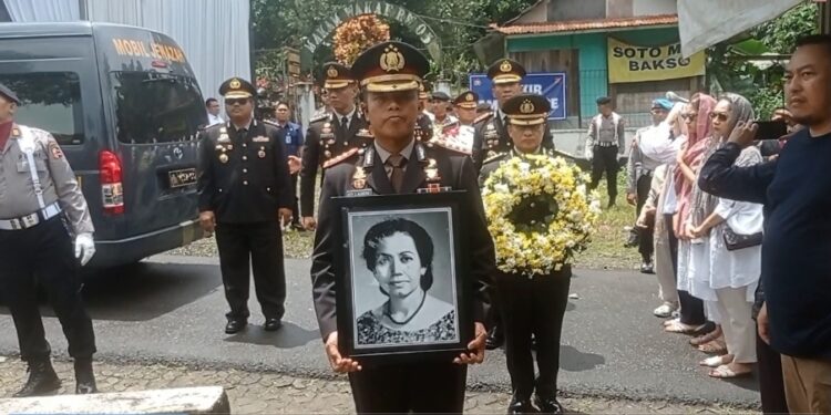 Meriyati Hoegeng di Makamkan di Tajurhalang Bogor, Kapolri Hadiri Prosesi Pemakaman 