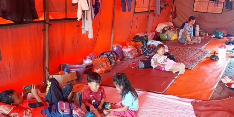 Pasca Banjir, Ratusan Warga Kuranji Kecamatan Binuang Serang, terpaksa bertahan di tenda Pengungsian 