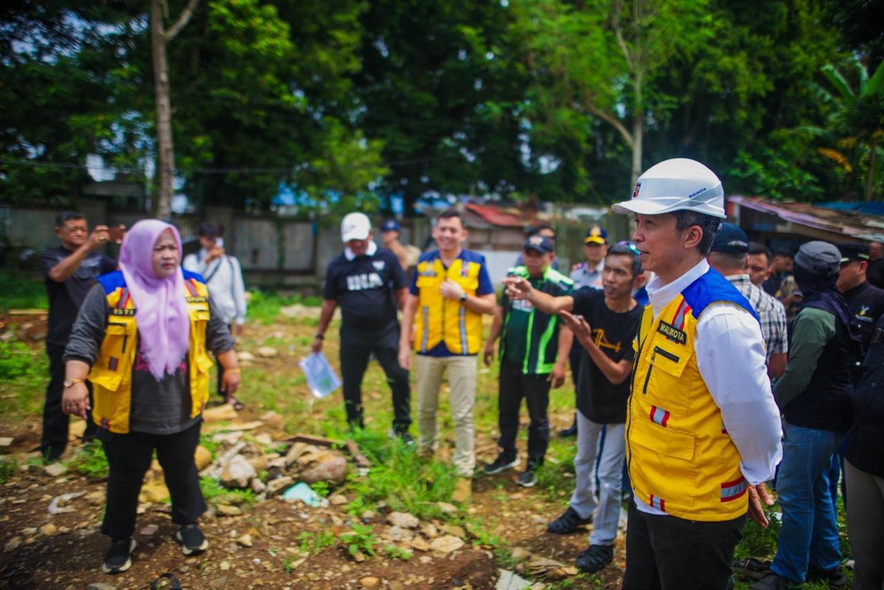 Walikota Bogor Dedie Rachim Saat Melakukan Cut and Fill Jalan Batutulis