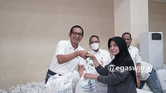 General Manager PLN UID Jakarta Raya, Moch. Andy Adchaminoerdin menyerahkan secara langsung paket sembako kepada warga