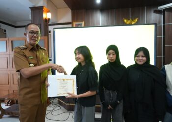 Pemenang Sayembara Logo HUT Ke-112 Kota Sukabumi Diserahkan Langsung Walikota Ayep Zaki