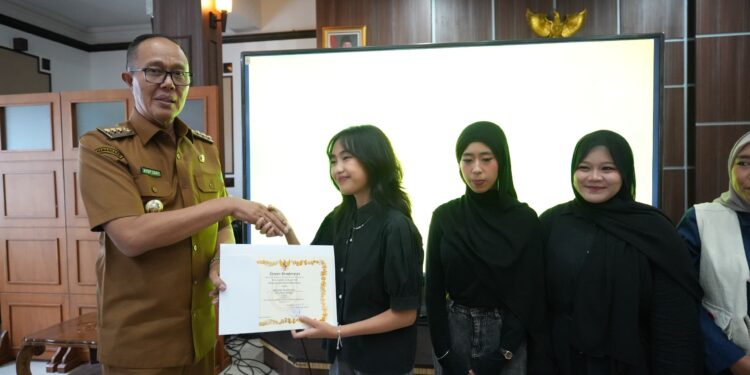 Pemenang Sayembara Logo HUT Ke-112 Kota Sukabumi Diserahkan Langsung Walikota Ayep Zaki