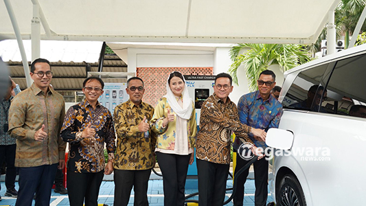 Menteri Perdagangan Republik Indonesia Budi Santoso bersama Direktur Utama PLN Darmawan Prasodjo didampingi Wakil Menteri Perdagangan Dyah Roro Esti Widya Putri serta jajaran manajemen PLN melakukan pengisian daya kendaraan listrik pada fasilitas Stasiun Pengisian Kendaraan Listrik Umum (SPKLU) di lingkungan Kementerian Perdagangan, Jakarta, Kamis (5/3).