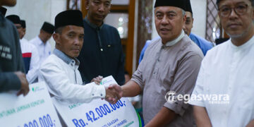 Sekda Deny Mulyadi Berkan Santunan di Acara Nuzulul Qur’an