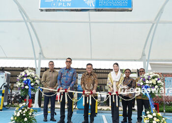 Menteri Perdagangan Republik Indonesia Budi Santoso bersama Wakil Menteri Perdagangan Republik Indonesia Dyah Roro Esti Widya Putri dan Direktur Utama PLN Darmawan Prasodjo didampingi jajaran manajemen Kementerian Perdagangan dan PLN melakukan peresmian Stasiun Pengisian Kendaraan Listrik Umum (SPKLU) di lingkungan Kementerian Perdagangan, Jakarta, Kamis (5/3).